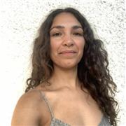 Profesional de la danza.
Investigación del movimiento: Cuerpo, mente, impro y espina dorsal. 
Yoga & Meditación.